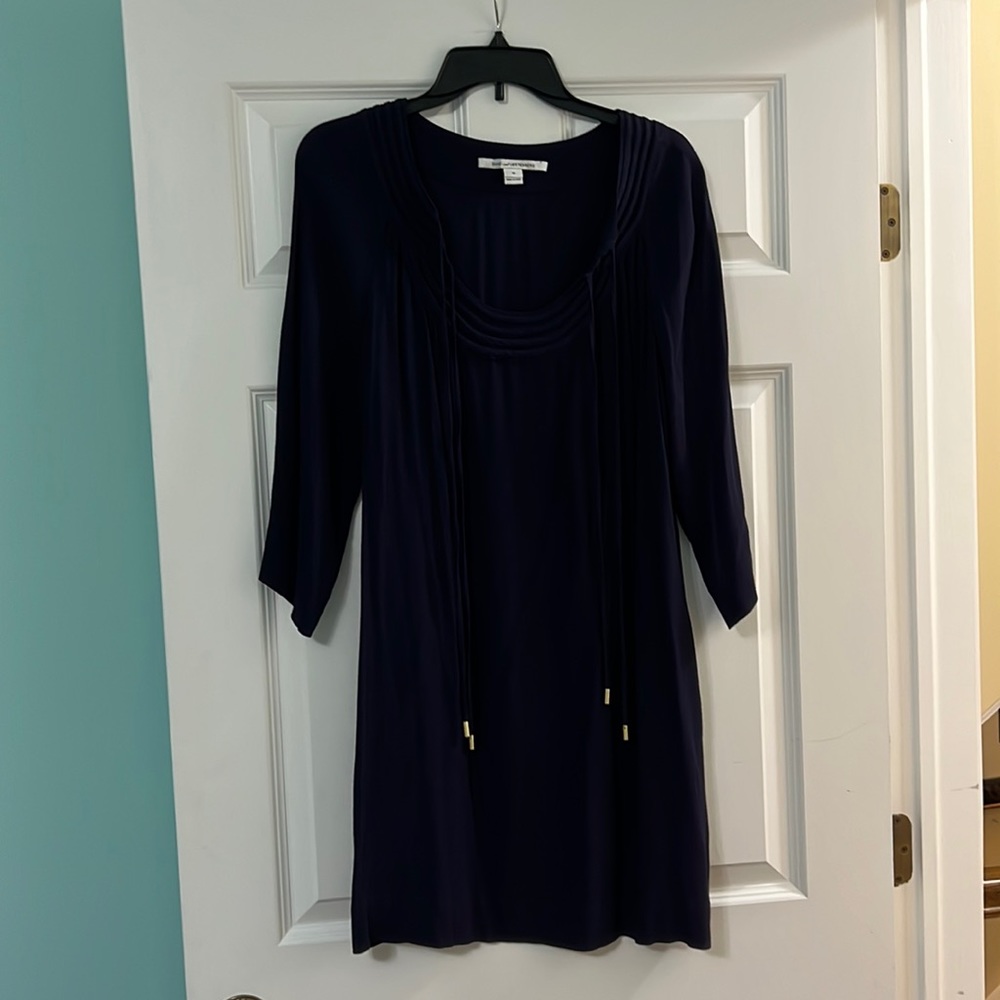 Diane von Furstenberg navy crepe 3/4 sleeve dress w/ string detail size 10